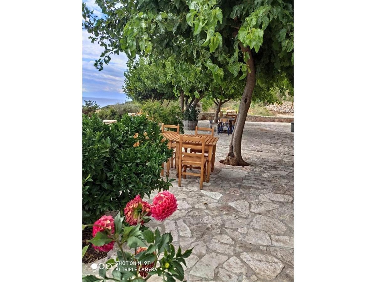 John'S Guesthouse Ksamil Exterior photo