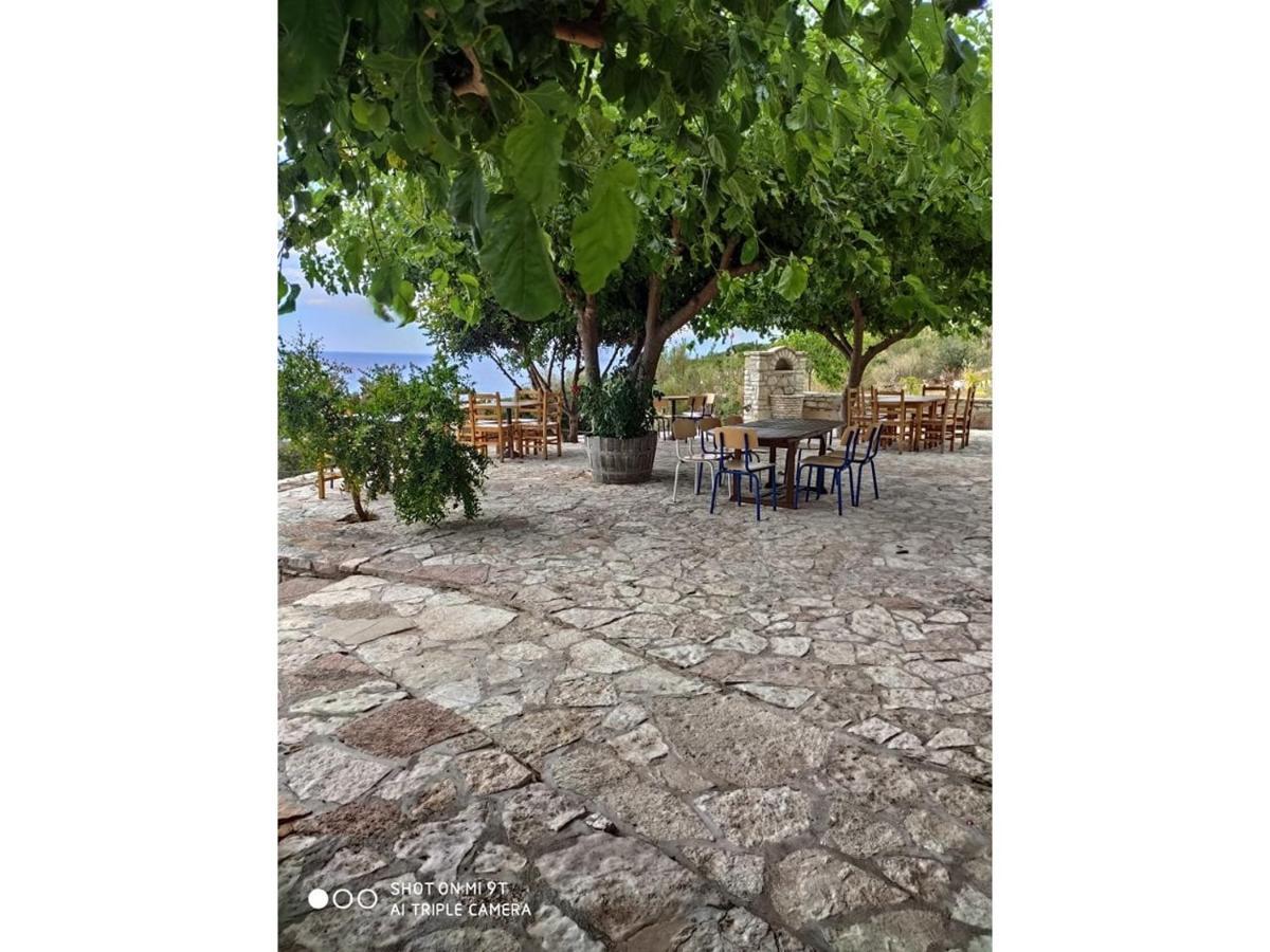 John'S Guesthouse Ksamil Exterior photo